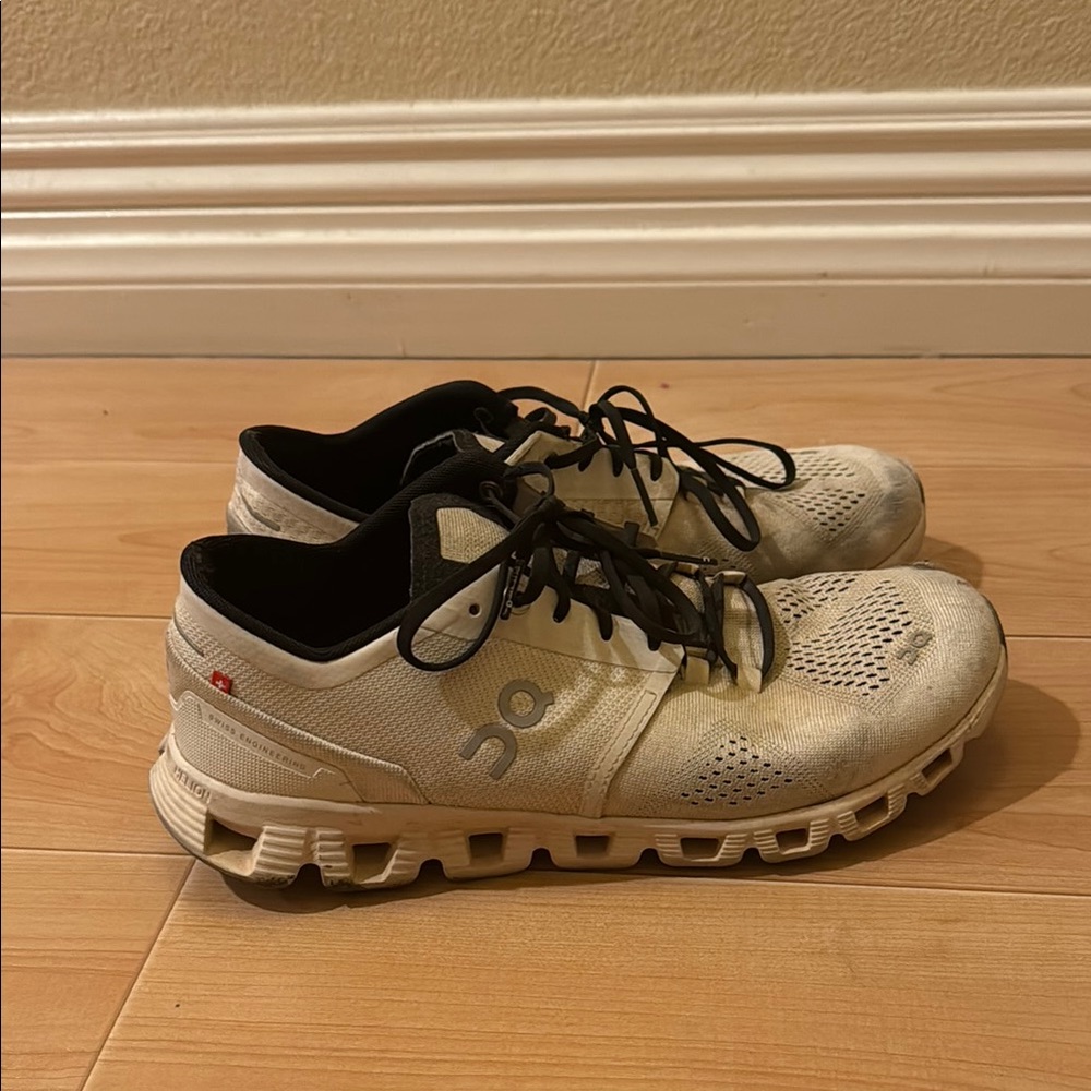 White and Black On Cloud Shoes 9.5 Women’s